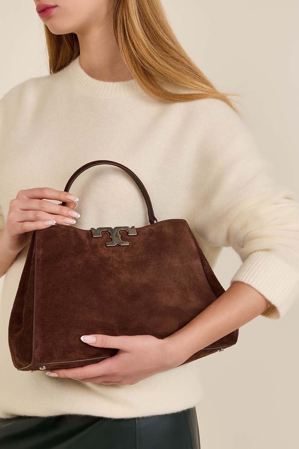 תמונת כל הלוק של תיק נשיאה זמש